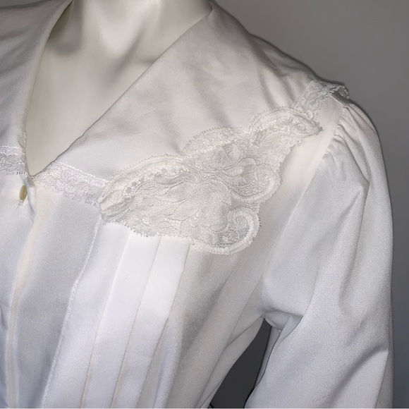 v i n t a g e :: Pleated Oversized Dainty Puritan Lace Collar Blouse - Picture 13 of 16